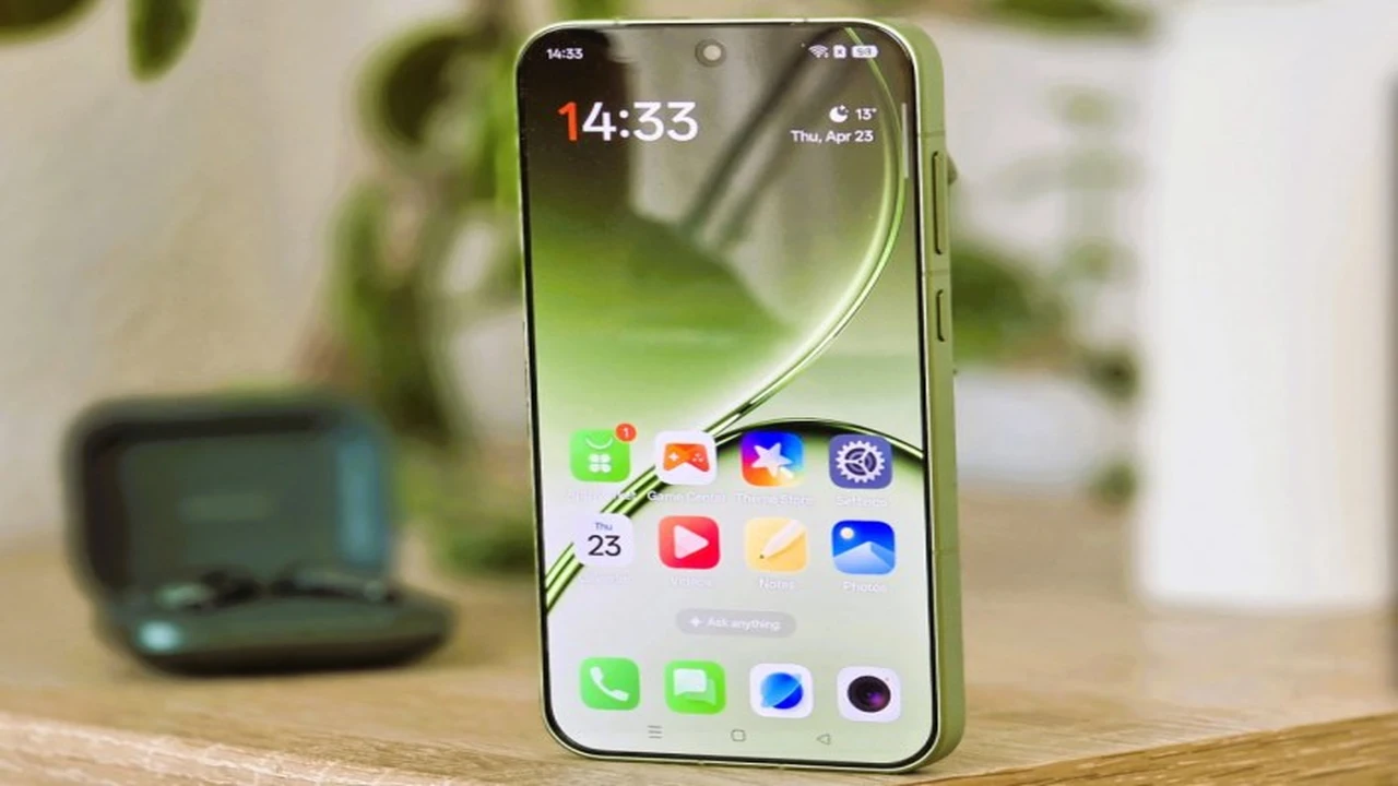 هاتف صغير يتفوق على iPhone 17 وGalaxy S26 في اختبارات الأداء القياسية